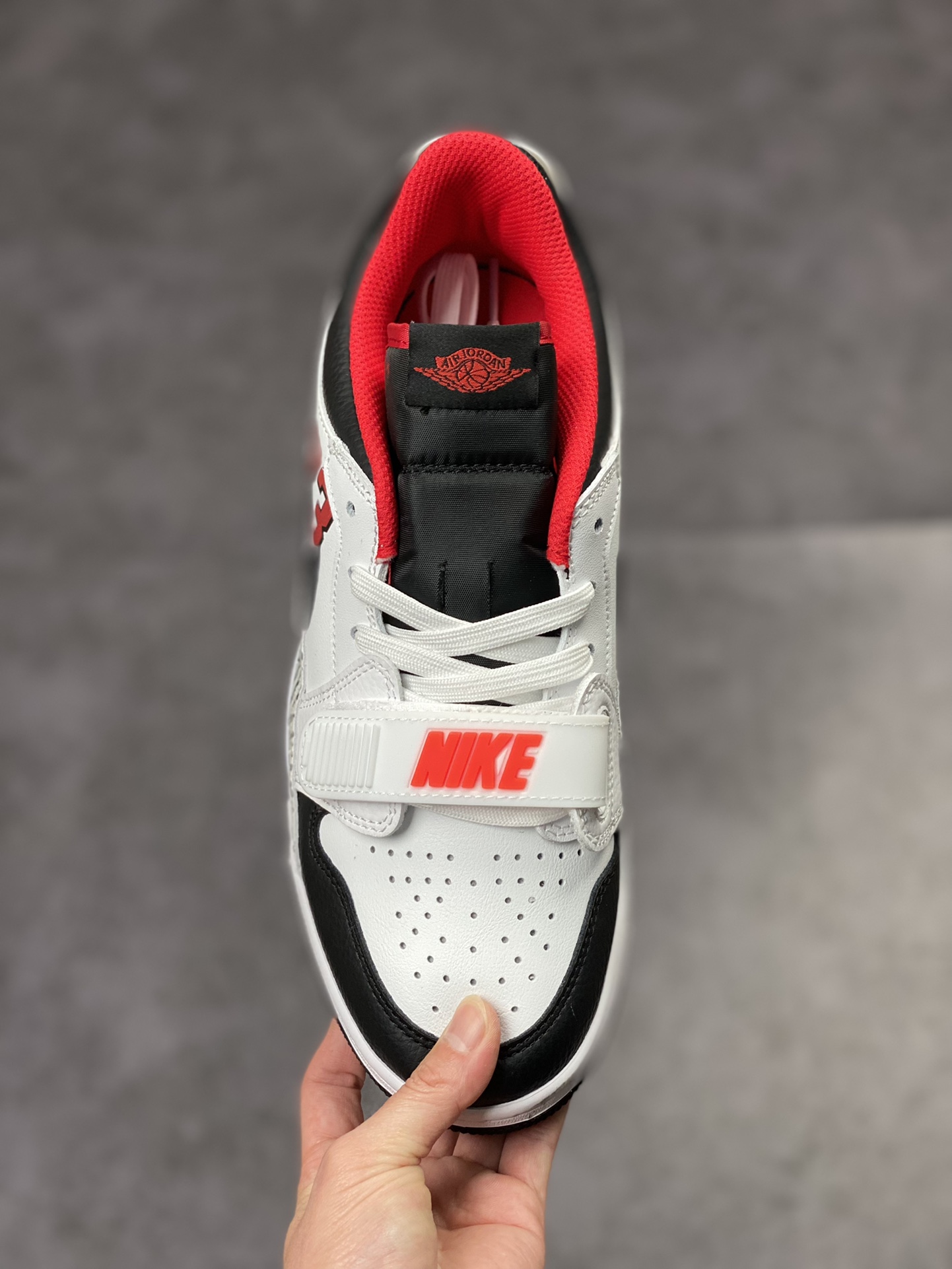 240 Air Jordan Legacy 312 Low 有着交错结合的设计 FJ7221-101