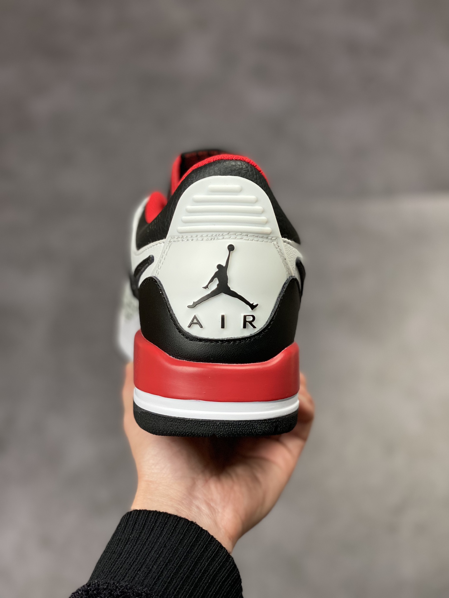 240 Air Jordan Legacy 312 Low 有着交错结合的设计 FJ7221-101