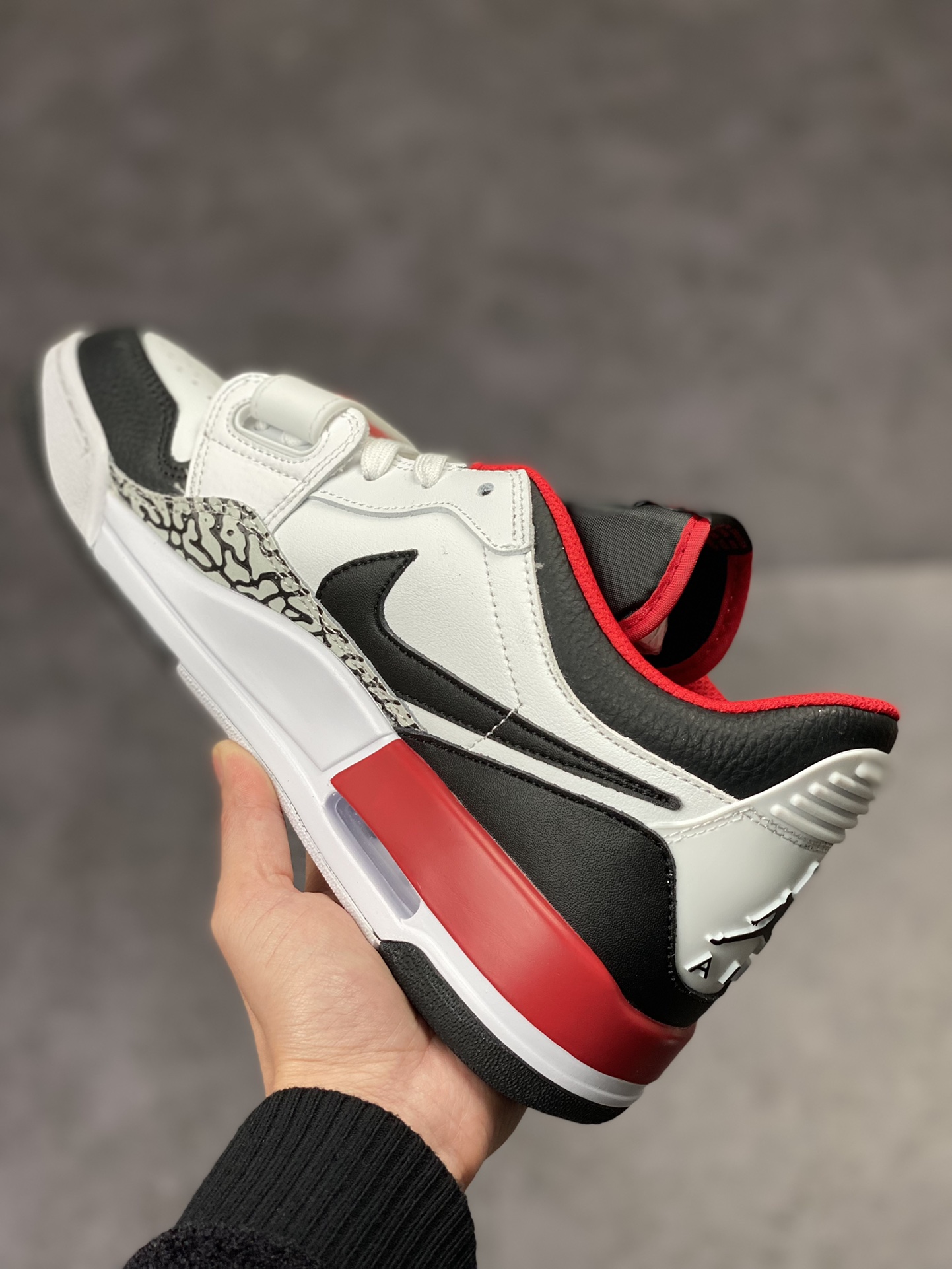 240 Air Jordan Legacy 312 Low 有着交错结合的设计 FJ7221-101