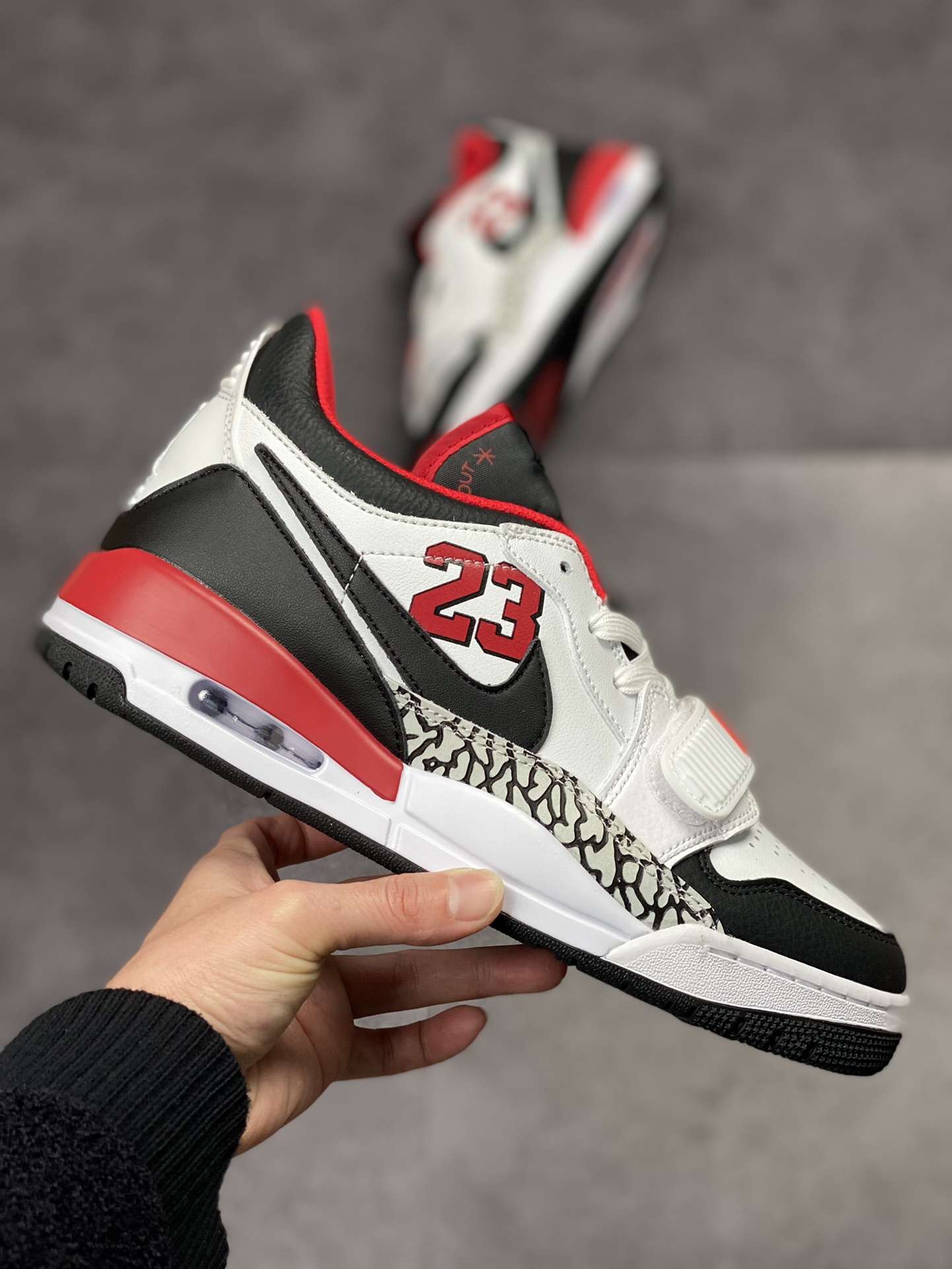 240 Air Jordan Legacy 312 Low 有着交错结合的设计 FJ7221-101