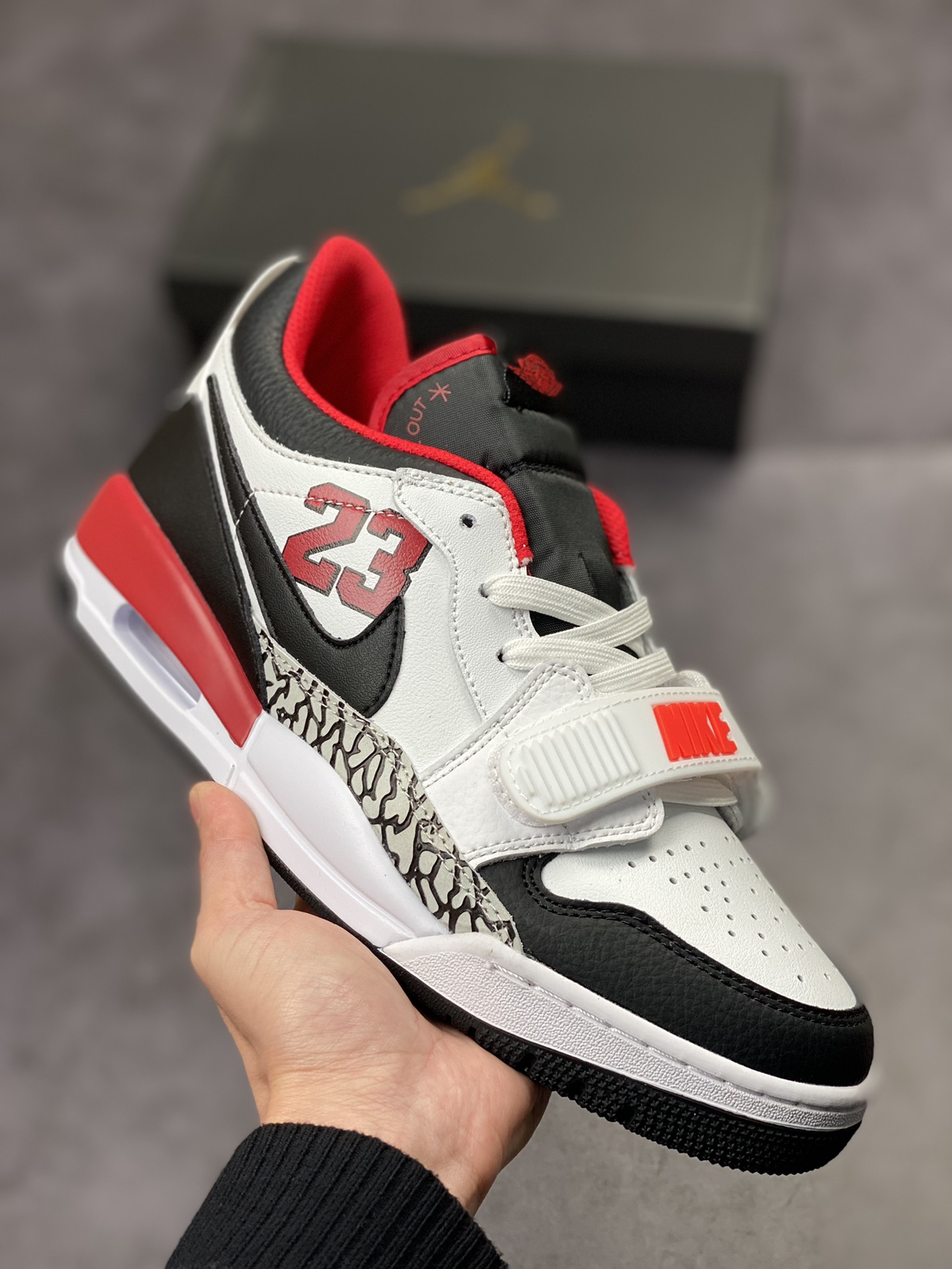 240 Air Jordan Legacy 312 Low 有着交错结合的设计 FJ7221-101