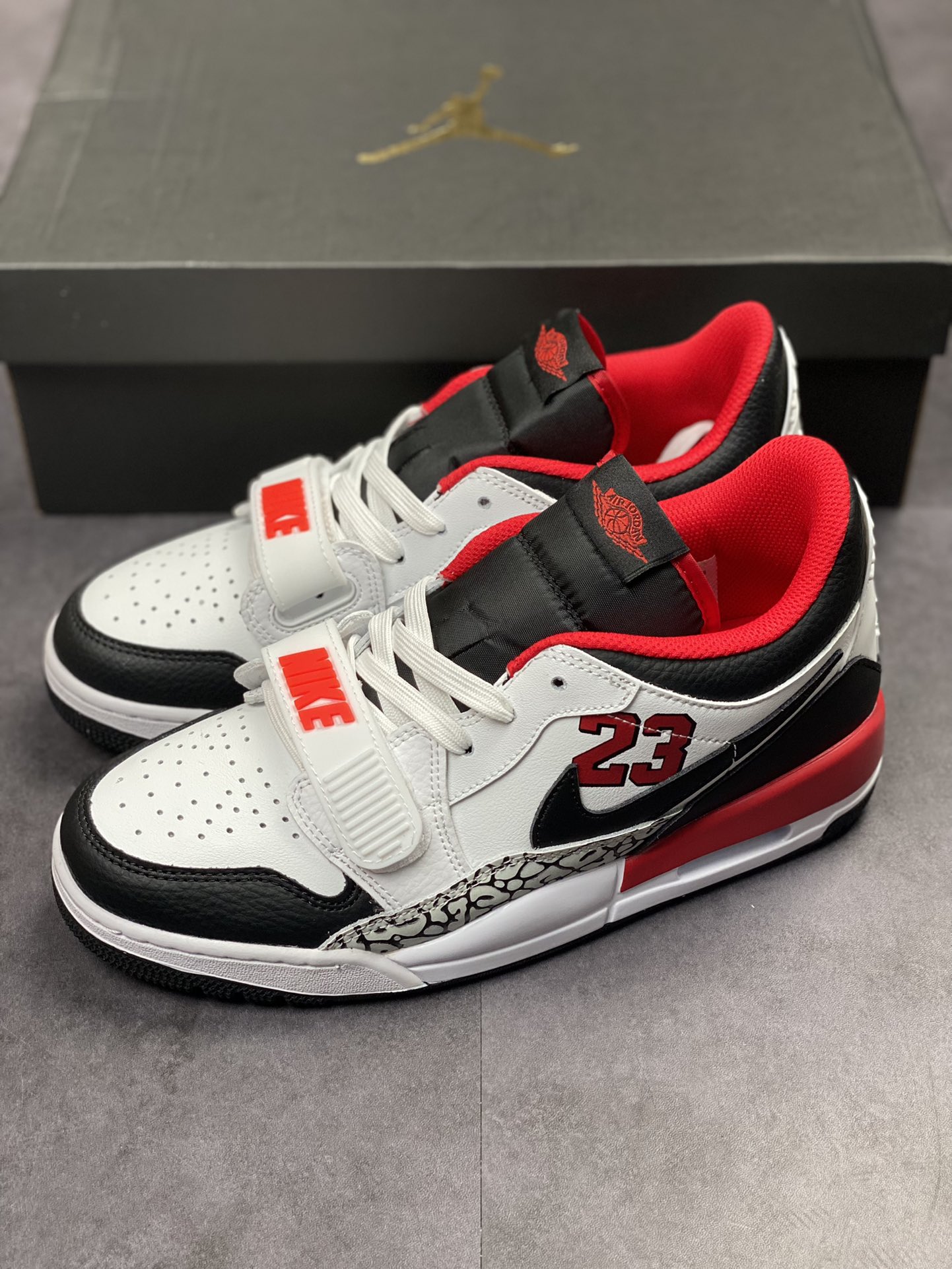 240 Air Jordan Legacy 312 Low 有着交错结合的设计 FJ7221-101