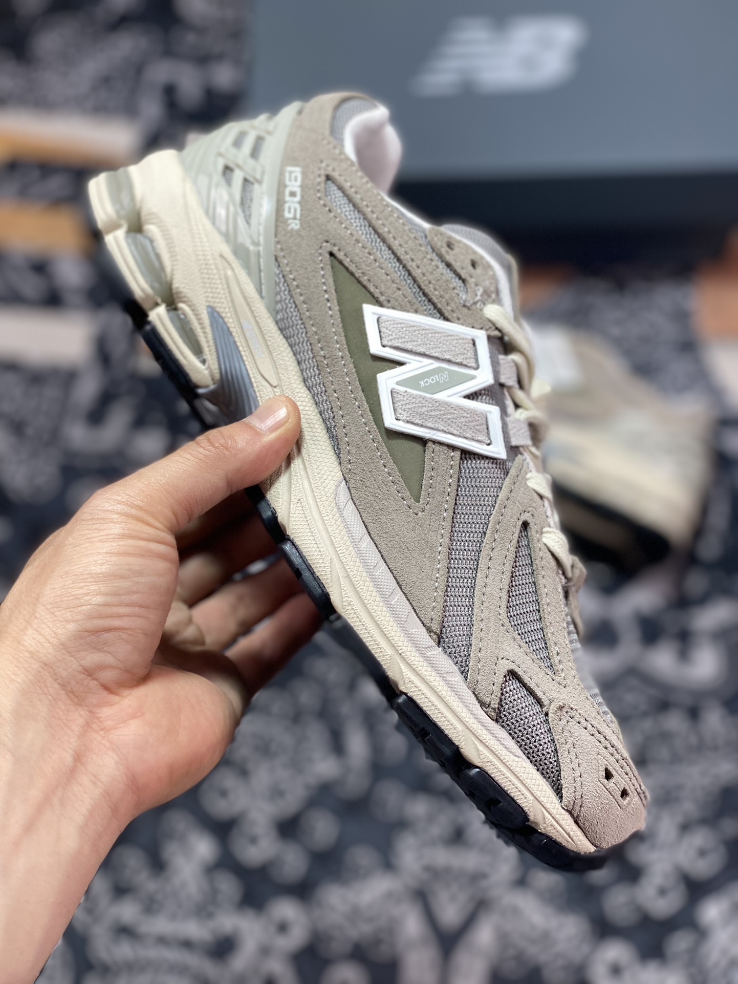 260 New Balance M1906R系列复古老爹风休闲运动慢跑鞋“翻毛浅棕灰”M1906RL