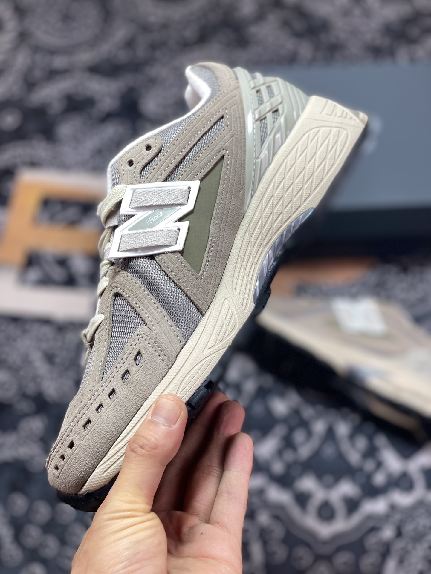 260 New Balance M1906R系列复古老爹风休闲运动慢跑鞋“翻毛浅棕灰”M1906RL