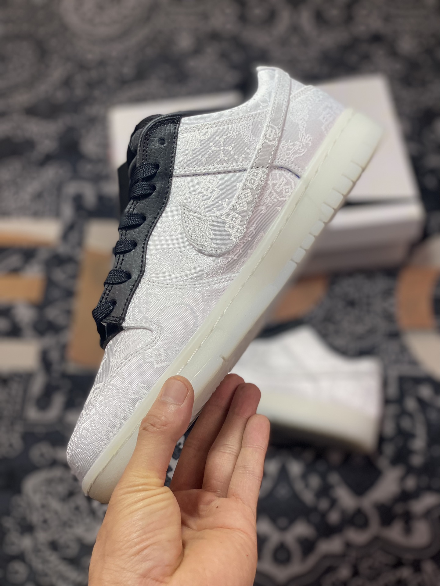 260 Fragment Design x Clot x Nike SB Dunk Low”20th Anniversary/White Silk”扣篮板鞋“联名闪电丝绸白黑刮刮乐”FN0315-110