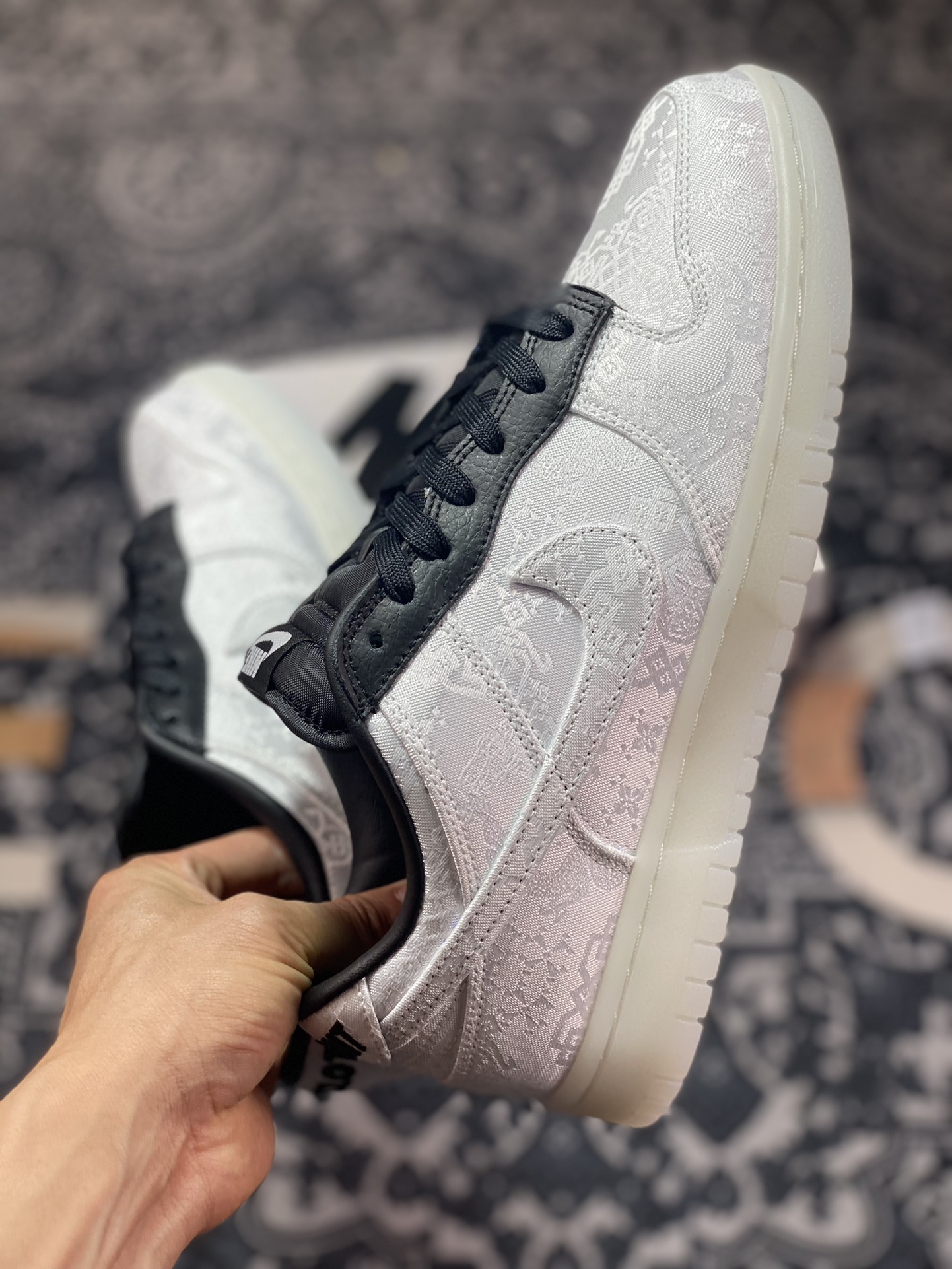 260 Fragment Design x Clot x Nike SB Dunk Low”20th Anniversary/White Silk”扣篮板鞋“联名闪电丝绸白黑刮刮乐”FN0315-110