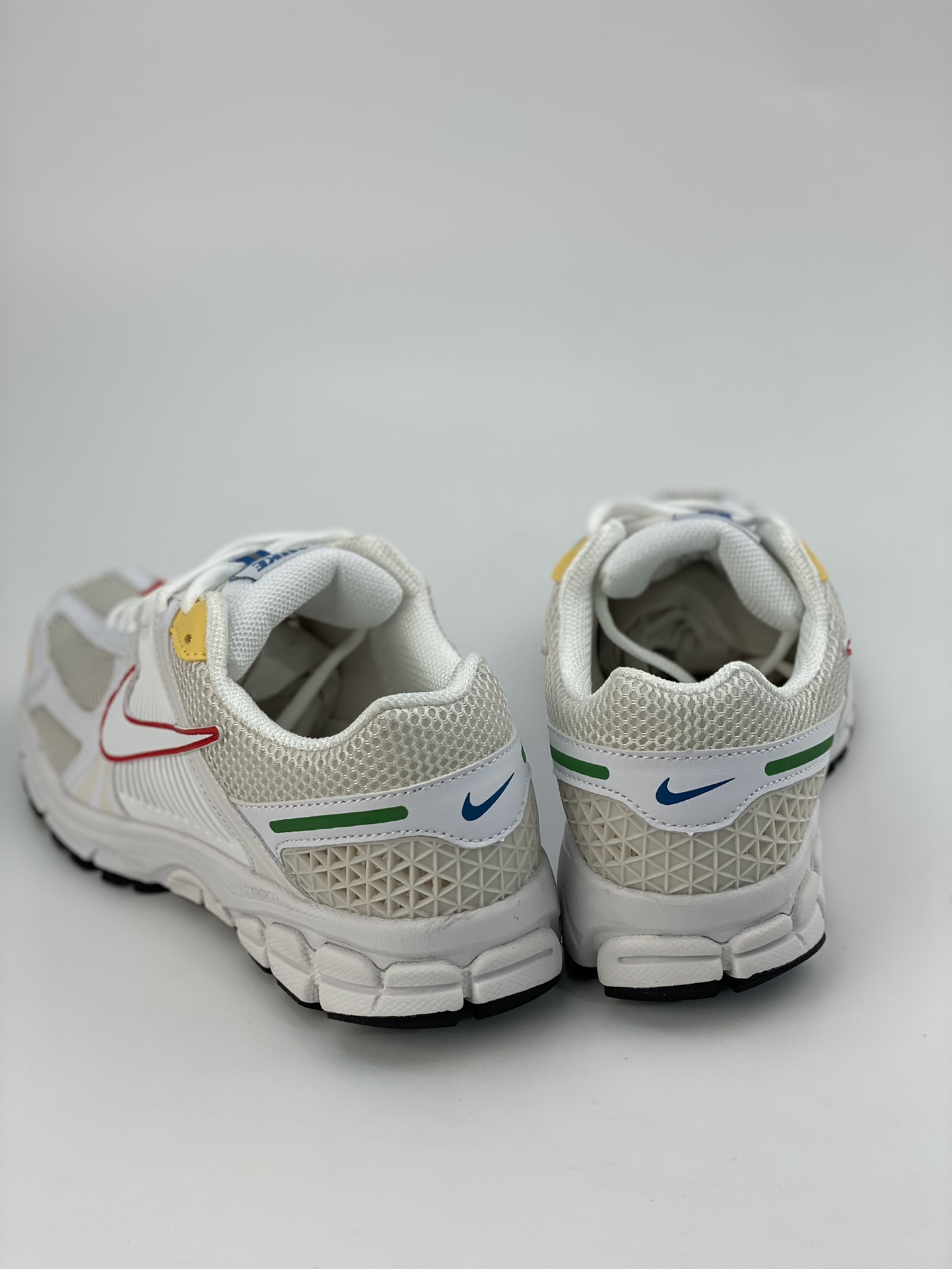 180 NIKE ZOOM Vomero 5 SP 复古风潮 网面透气运动鞋 FN3446-111