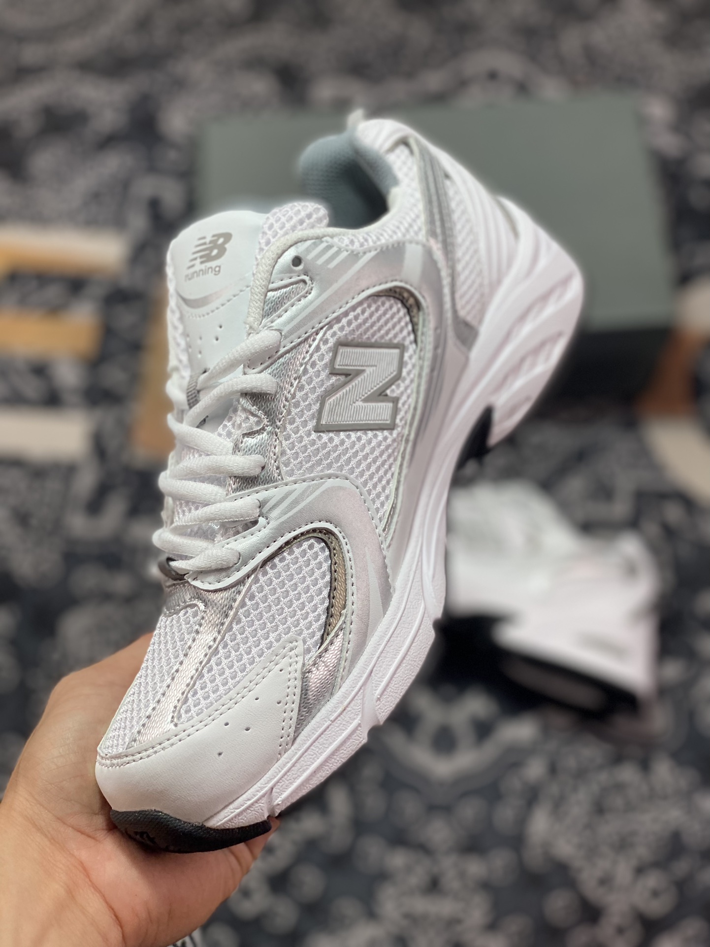 160 New Balance MR530系列复古老爹风网布跑步休闲运动鞋“白浅灰银黑”MR530AD