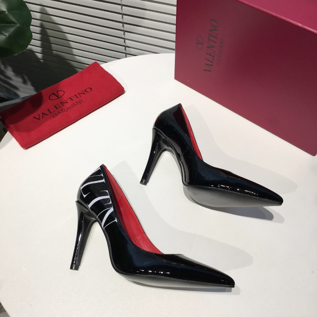 lv  2019早春新品华伦天奴 (Valentino) 代表的是一种宫廷式的奢华