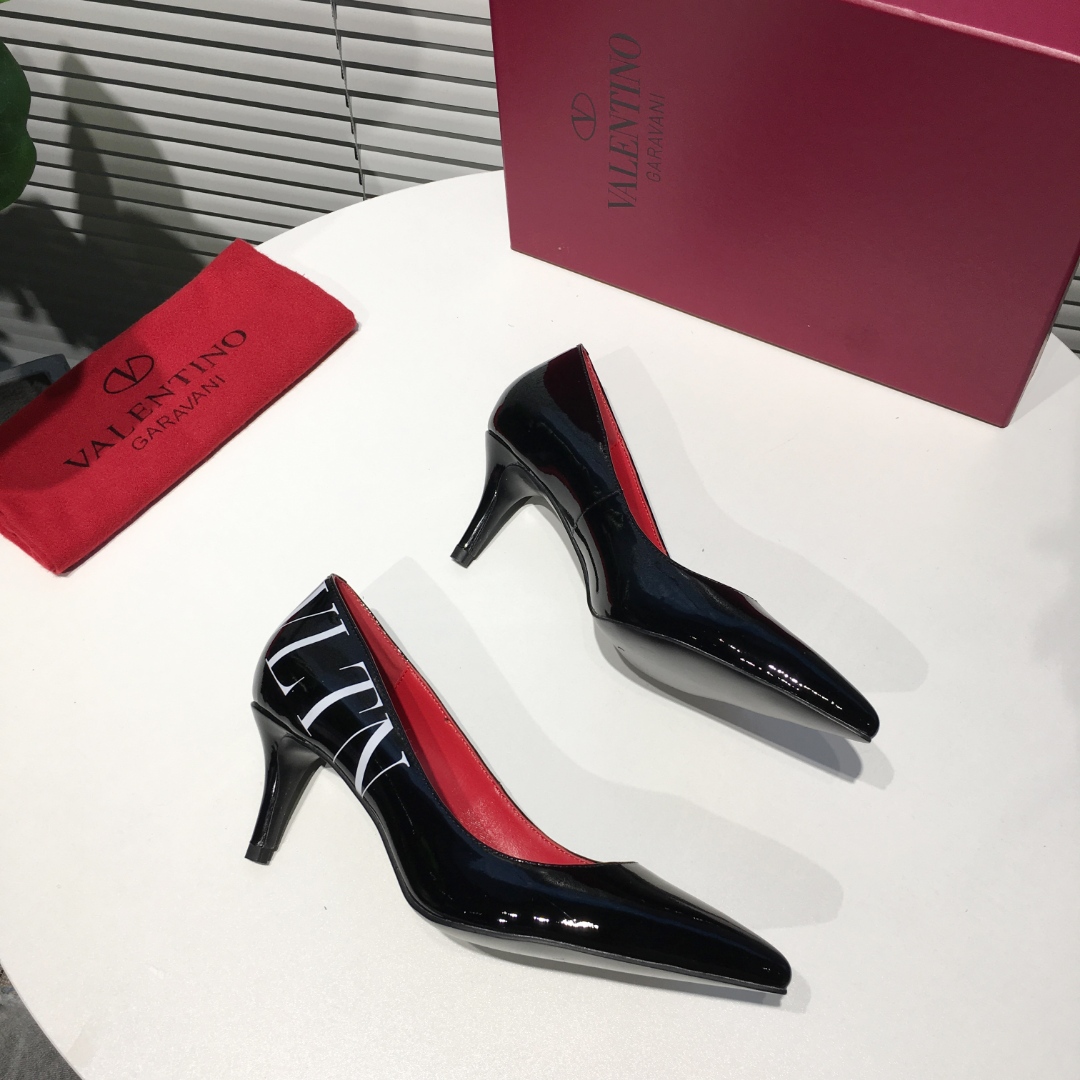 lv  2019早春新品华伦天奴 (Valentino) 代表的是一种宫廷式的奢华