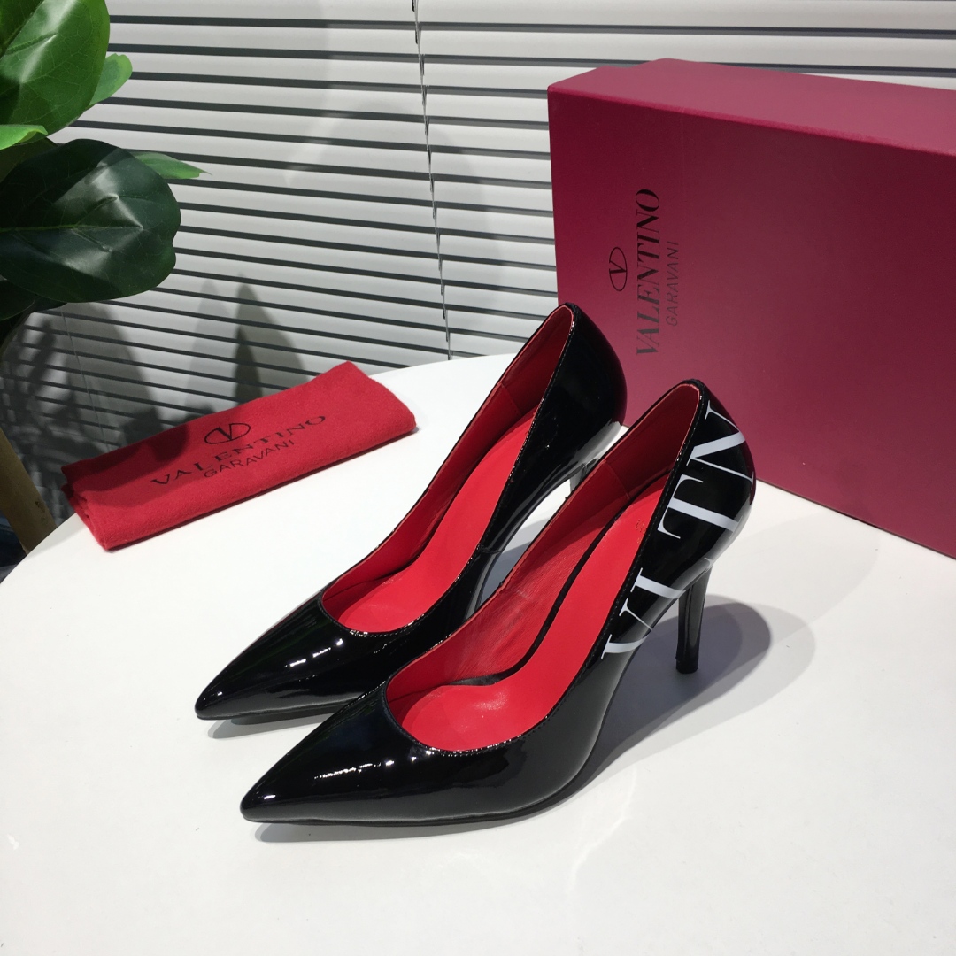lv  2019早春新品华伦天奴 (Valentino) 代表的是一种宫廷式的奢华