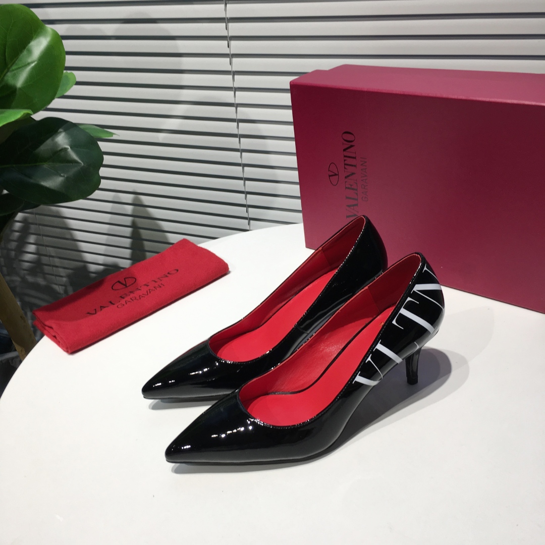 lv  2019早春新品华伦天奴 (Valentino) 代表的是一种宫廷式的奢华