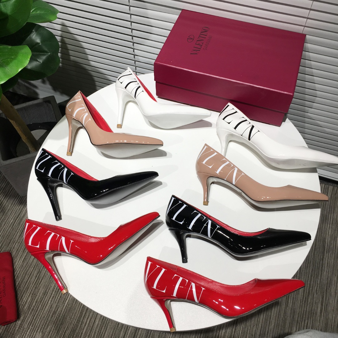 lv  2019早春新品华伦天奴 (Valentino) 代表的是一种宫廷式的奢华