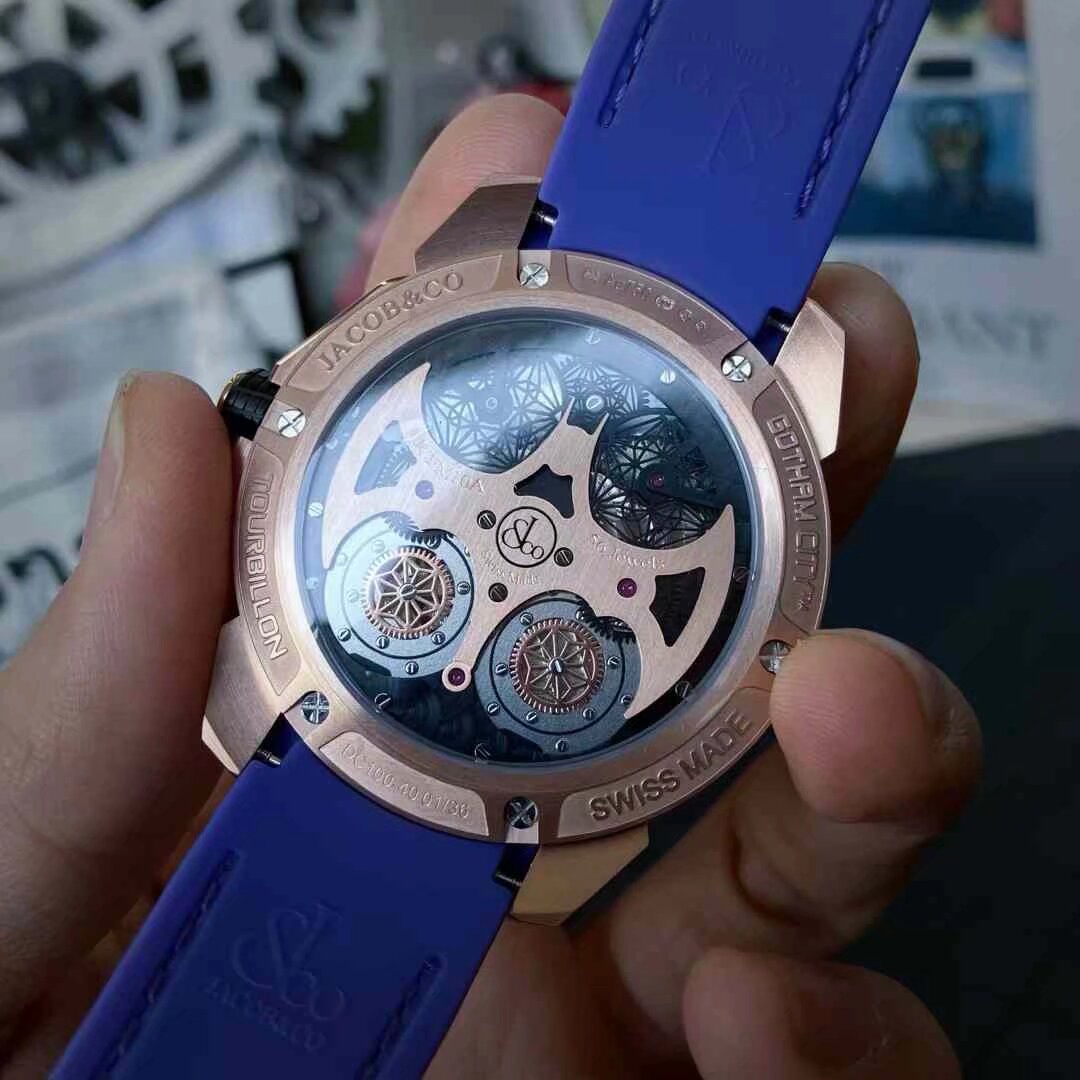 2025款Jacob & Co.杰克宝 捷克豹Gotham City哥谭市Batman蝙蝠侠主题腕表,蝙蝠侠黑暗骑士崛起。桑巴舞者内马尔同款
Jacob&Co从Bruce Wayne和Dark Knight本人那里汲取灵感,使用这两个角色的属性。漆黑哥谭市夜晚,蝙蝠侠驾驶灵魂战车,打击犯罪,伸张正义。表冠以战车轮胎形状打造,表底露出一座蝙蝠形状的玫瑰金大桥。Automatic进口双陀飞轮全自动机械直径44mm厚度13mm 魅力Max上市!