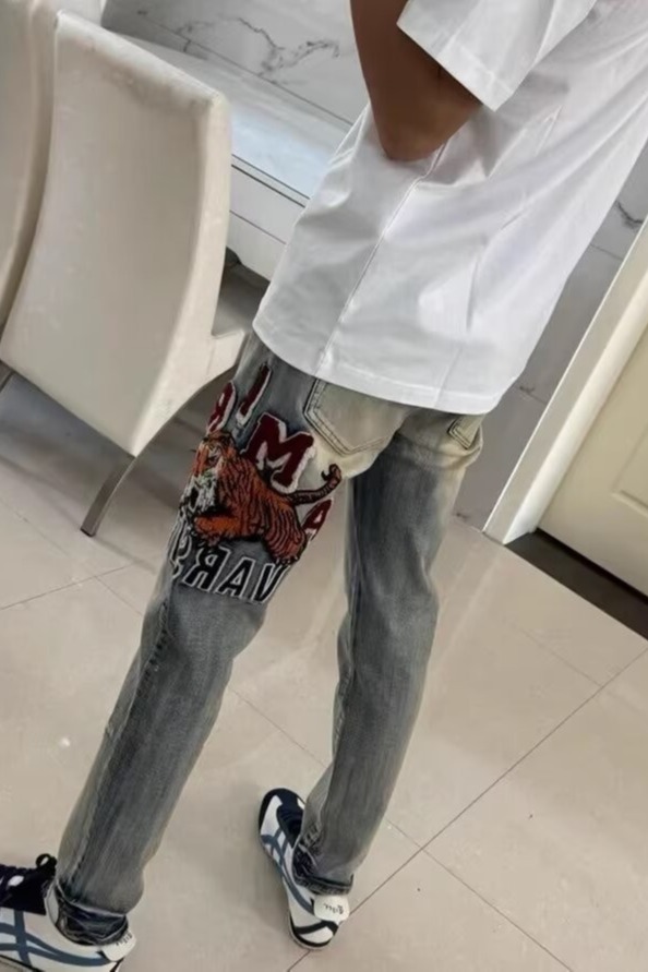 🛒购物价：60💰[原版牛仔裤,原标吊牌独家工作室新款]春秋新款牛仔裤.原厂原布原洗水！进口原版水洗弹力面料进口原版水洗弹力水洗面料，弱饱和度的中灰色在炒砂洗水测试中特别难把握，复杂的手工艺叠加，任何一个洗水环节多停留几秒都会变成完全不一样的颜色效果，所以越加珍贵，特别持久、耐味…… 选用上乘的丹宁弹力质感，真皮皮牌、高定的金属辅料……打造出独特及原创的牛仔裤款型！ 后袋三角经典logo，原版五金辅料，版型超正，舒适透气，档次极高，专柜品质，上身帅气.................................................................尺码： 28-36