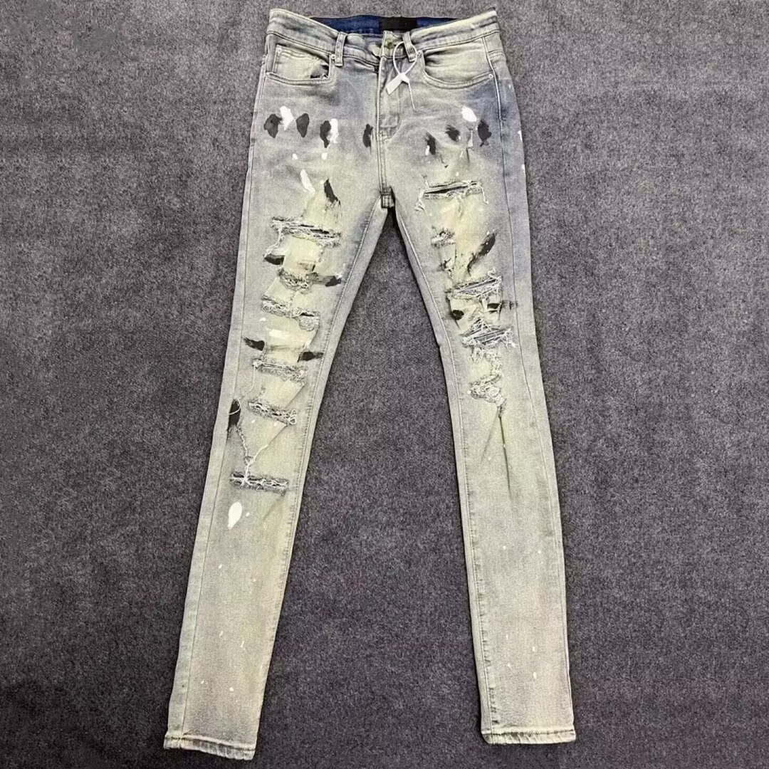 🛒购物价：60💰[原版牛仔裤,原标吊牌独家工作室新款]春秋新款牛仔裤.原厂原布原洗水！进口原版水洗弹力面料进口原版水洗弹力水洗面料，弱饱和度的中灰色在炒砂洗水测试中特别难把握，复杂的手工艺叠加，任何一个洗水环节多停留几秒都会变成完全不一样的颜色效果，所以越加珍贵，特别持久、耐味…… 选用上乘的丹宁弹力质感，真皮皮牌、高定的金属辅料……打造出独特及原创的牛仔裤款型！ 后袋三角经典logo，原版五金辅料，版型超正，舒适透气，档次极高，专柜品质，上身帅气.................................................................尺码： 28-36