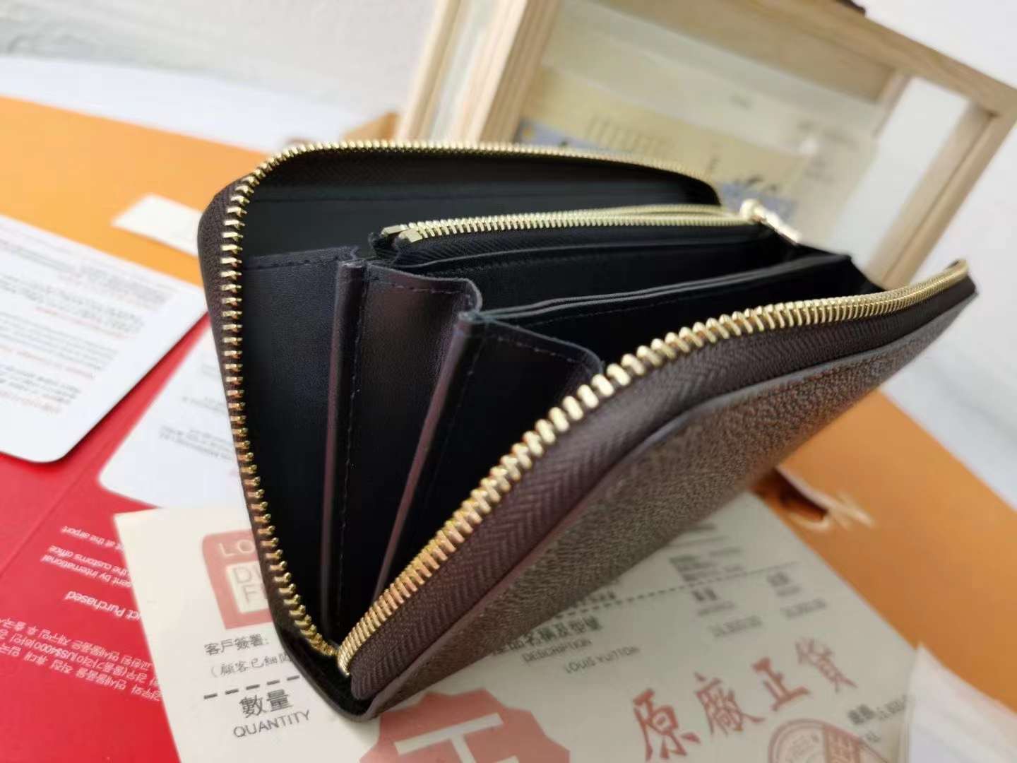 P140M60017 浅啡色大字  深啡大字 ZIppy 拉链钱夹  印花帆布版拉链零钱包，大尺寸LV字母与Monogram花卉图案格外引人注目。造型小巧拉链钱夹是经典设计之一 这款钱夹可装纸币 信用卡 小零钱和证件等 size 19x10cm。