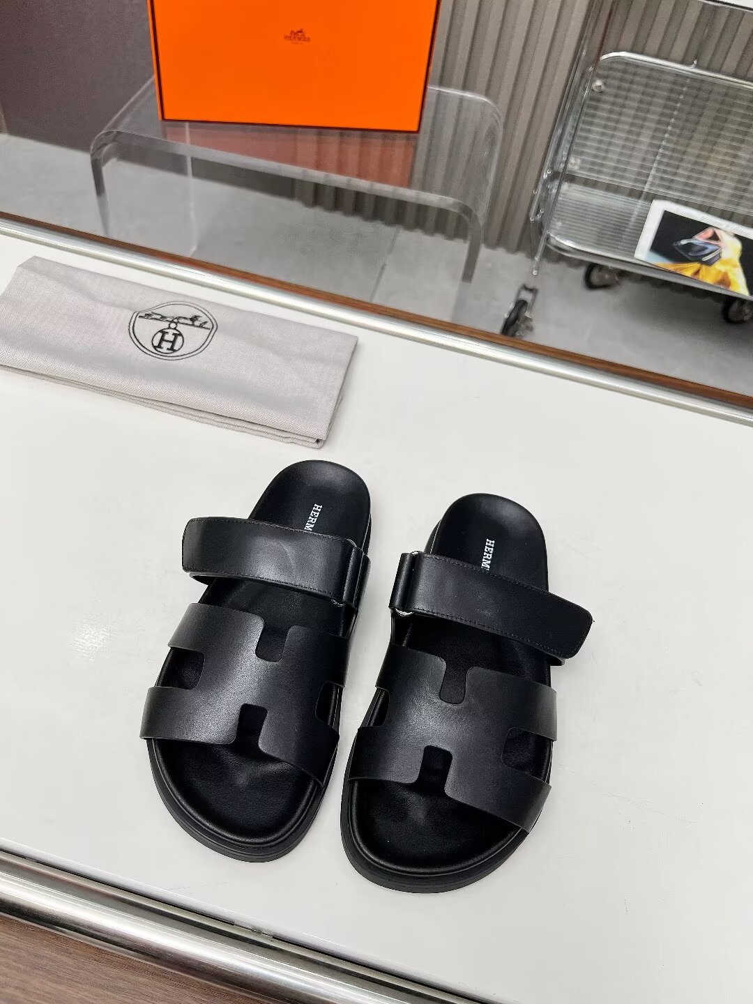NO:229973,Hermès Hermès men and women's old uncle sandals, imported cowhide ~ casual, versatile and simple, and many internet celebrities translated it. The original version is developed at the highest level of 1:1. The original TPU is not slippery and wear-resistant. The size is 35-44 (45.46 customized, no return or replacement), slippers, hermes, hermes, sandals, slippers, cowhide19860909Hermès 爱马仕男女同款老舅凉鞋, 进口牛皮～休闲百搭简洁、超多网红明星纷纷演译, 原版1:1开发最高版本级别 大底原版TPU 防滑耐磨大底 码数35-44 (45.46订做不退不换),拖鞋,hermes,hermes,sandals,slippers,cowhide,Women's Shoes