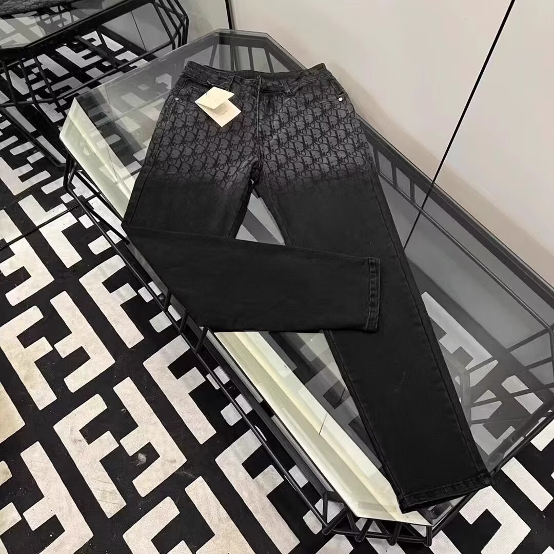 🛒购物价：60💰[原版牛仔裤,原标吊牌独家工作室新款]春秋新款牛仔裤.原厂原布原洗水！进口原版水洗弹力面料进口原版水洗弹力水洗面料，弱饱和度的中灰色在炒砂洗水测试中特别难把握，复杂的手工艺叠加，任何一个洗水环节多停留几秒都会变成完全不一样的颜色效果，所以越加珍贵，特别持久、耐味…… 选用上乘的丹宁弹力质感，真皮皮牌、高定的金属辅料……打造出独特及原创的牛仔裤款型！ 后袋三角经典logo，原版五金辅料，版型超正，舒适透气，档次极高，专柜品质，上身帅气.................................................................尺码： 28-36