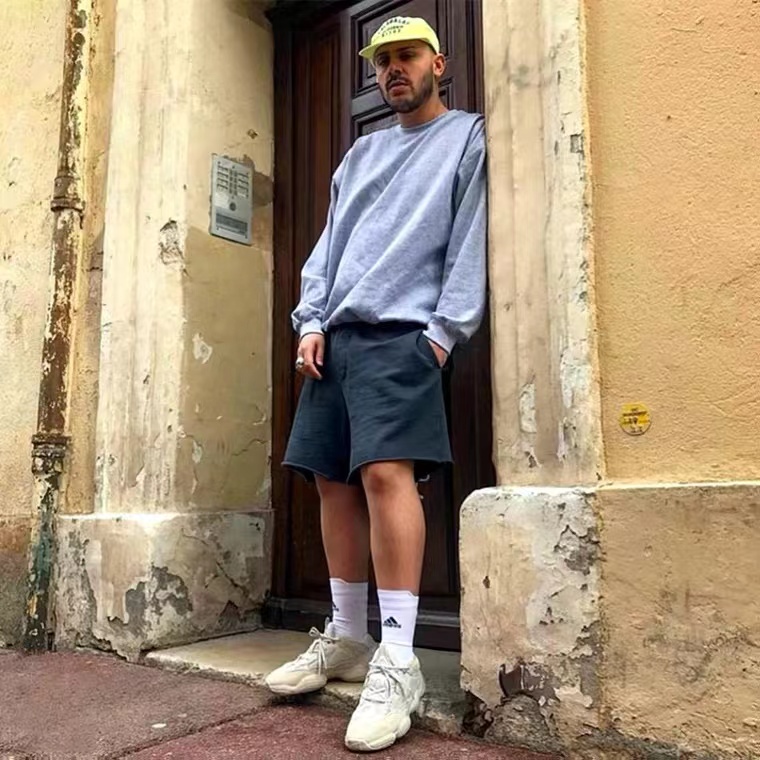 Yeezy Master Season 6: Kanye Revamps Loose Base Shorts on European High Street - 图片 8