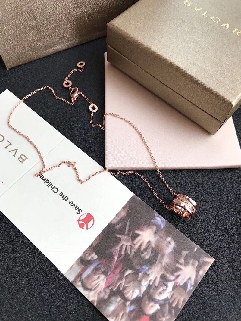 💕宝格丽💕螺纹 💠交叉满钻 💎 项链 版型很好💯力推✨最爱它的细节 情侣款 质感细腻光滑🎉🎉✨✨白金玫瑰金