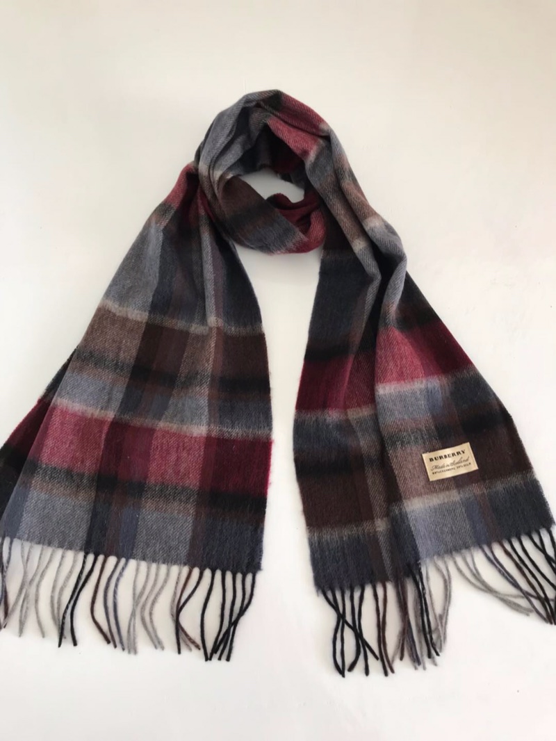 NO:510924,burberry B pure export single cashmere wool top-quality heavy cashmere 2.7 classic big lattice big top-quality genuine good thing, real material is very heavy, such a very consuming one, only four boxes of raw materials!  Four boxes!  Burberry exports 71 boxes of goods that were exported to the UK counters by Hong Kong companies!  Only 4 boxes of goods were stranded in the country!  The reason is unknown. In short, it is a surprise. Don’t think that there are fewer and fewer of these specifications and cherish them. The upper body effect is very powerful!  Pure hand-combed treatment. It is definitely a big deal!  High-density and fine work of big brands is really exquisite, craftsmanship and ordinary scarf, ordinary scarf, burberry, burberry19860909批burberry巴宝莉B纯正出口单羊绒羊毛极品刚从海关拉回来的重磅羊绒2米7经典大格子大极品正儿八经的好东西,真材实料非常重磅,这样的一条非常耗原料只有四箱！四箱！burberry出口71箱经香港公司给全英国专柜出口报关的货！只有4箱货被滞留在国内！原因不明.总之是惊喜.不要嫌少,这种规格越来越少且珍惜.上身效果气场非常强大！纯手工精梳处理.绝对是重磅！高密度精工细作大牌的东西真的非常考究,匠心之作普通围巾,普通围巾,burberry,burberry,scarf