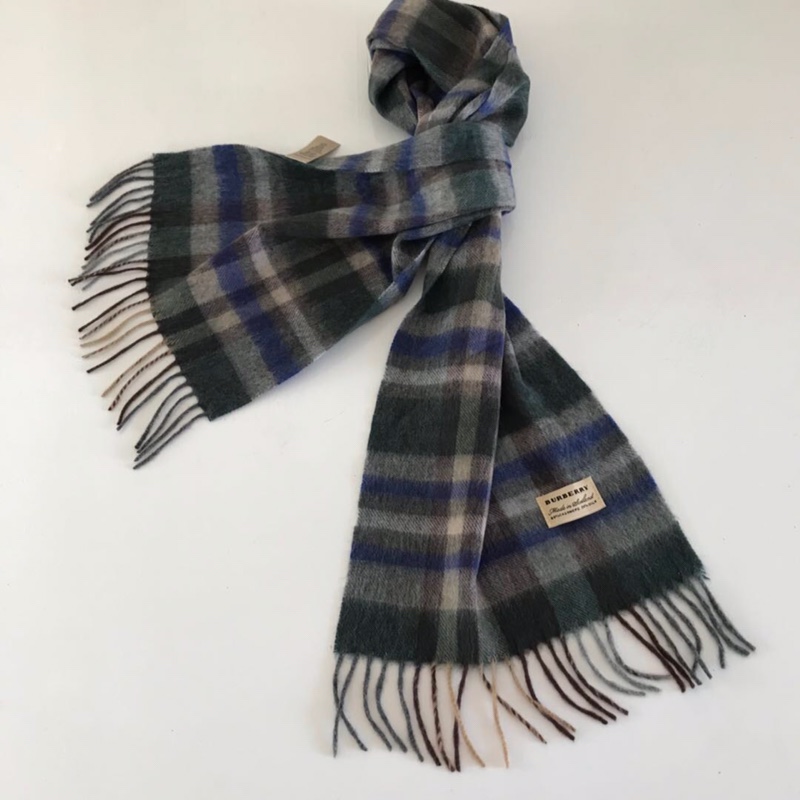 NO:510935,burberry B is a pure export single cashmere wool top-quality heavy cashmere 2.7 classic big lattice big top-quality genuine good thing. The real material is very heavy, and such a very consumed one of the materials only has four boxes!  Four boxes!  Burberry exports 71 boxes of goods that were exported to the UK counters by Hong Kong companies!  Only 4 boxes of goods were stranded in the country!  The reason is unknown. In short, it is a surprise. Don’t think that there are fewer and fewer of these specifications and cherish them. The upper body effect is very powerful!  Pure hand-combed treatment. It is definitely a big deal!  High-density and fine work of big brands is really exquisite, craftsmanship and ordinary scarf, ordinary scarf, burberry, burberry19860909批burberry巴宝莉B纯正出口单羊绒羊毛极品刚从海关拉回来的重磅羊绒2米7经典大格子大极品正儿八经的好东西,真材实料非常重磅,这样的一条非常耗原料只有四箱！四箱！burberry出口71箱经香港公司给全英国专柜出口报关的货！只有4箱货被滞留在国内！原因不明.总之是惊喜.不要嫌少,这种规格越来越少且珍惜.上身效果气场非常强大！纯手工精梳处理.绝对是重磅！高密度精工细作大牌的东西真的非常考究,匠心之作普通围巾,普通围巾,burberry,burberry,scarf
