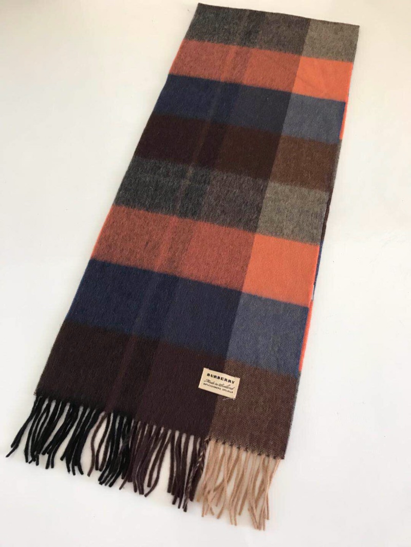 NO:510943,The heavy cashmere 2.7 classic large lattice and top quality, which has just been brought back from customs, is a very important thing. The real material is very heavy, and this one consumes only four boxes of raw materials!  Four boxes!  Burberry exports 71 boxes of goods that were exported to the UK counters by Hong Kong companies!  Only 4 boxes of goods were stranded in the country!  The reason is unknown. In short, it is a surprise. Don’t think that there are fewer and fewer of these specifications and cherish them. The upper body effect is very powerful!  Pure hand-combed treatment. It is definitely a big deal!  High-density and fine work of big brands is really exquisite, craftsmanship and ordinary scarf, burberry19860909批B纯正出口单羊绒羊毛极品刚从海关拉回来的重磅羊绒2米7经典大格子大极品正儿八经的好东西,真材实料非常重磅,这样的一条非常耗原料只有四箱！四箱！burberry出口71箱经香港公司给全英国专柜出口报关的货！只有4箱货被滞留在国内！原因不明.总之是惊喜.不要嫌少,这种规格越来越少且珍惜.上身效果气场非常强大！纯手工精梳处理.绝对是重磅！高密度精工细作大牌的东西真的非常考究,匠心之作普通围巾,普通围巾,burberry,scarf