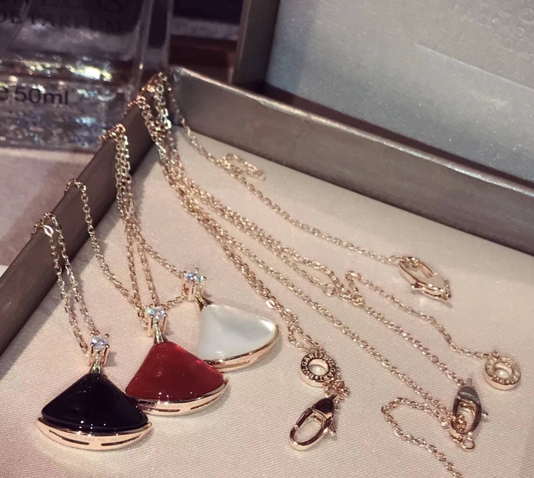 Bvlgari 代购版高级 扣 背部 宝格丽 diva系列 高端 定制火爆 项链 大小 进口925纯银电镀18k金 扇形裙子 钻项链 奢侈美丽 晚宴 高尚 好美腻 百搭款 三色齐 精工高版本 欢迎比货 0019400
