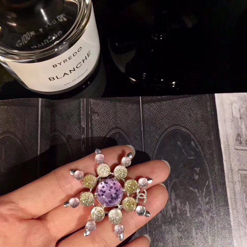 Chanel Chanel大 雪花胸针 高版本 好美的颜色。 一般不 的我都不推荐 0024410