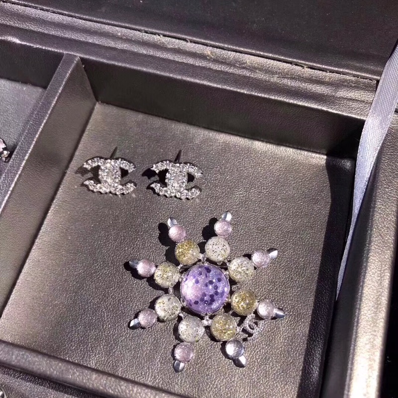 Chanel Chanel大 雪花胸针 高版本 好美的颜色。 一般不 的我都不推荐 0024410