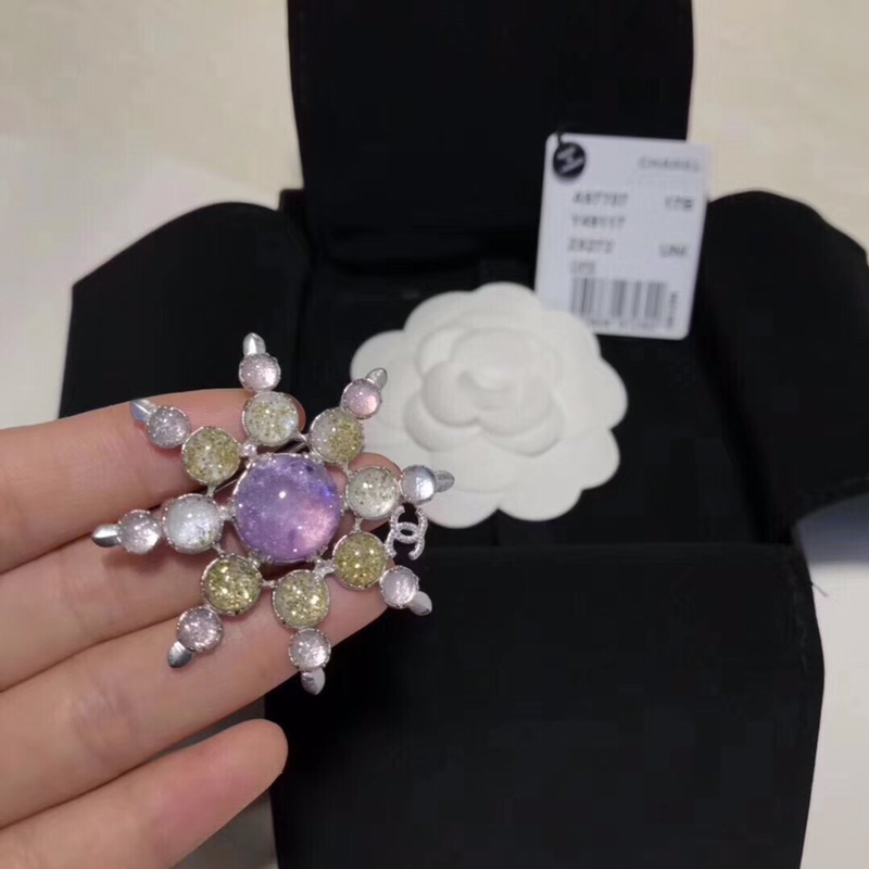 Chanel Chanel大 雪花胸针 高版本 好美的颜色。 一般不 的我都不推荐 0024410