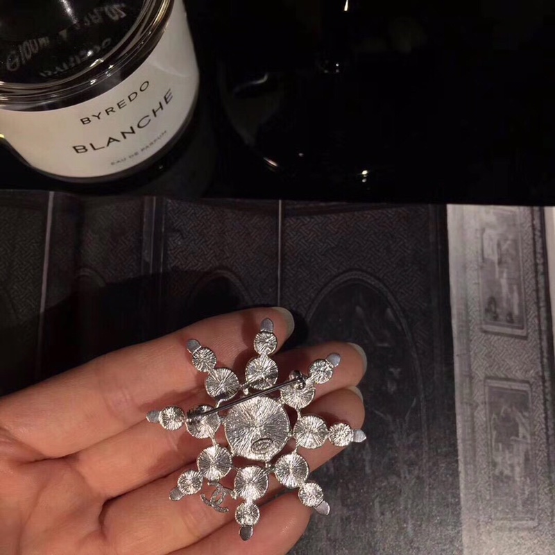 Chanel Chanel大 雪花胸针 高版本 好美的颜色。 一般不 的我都不推荐 0024410