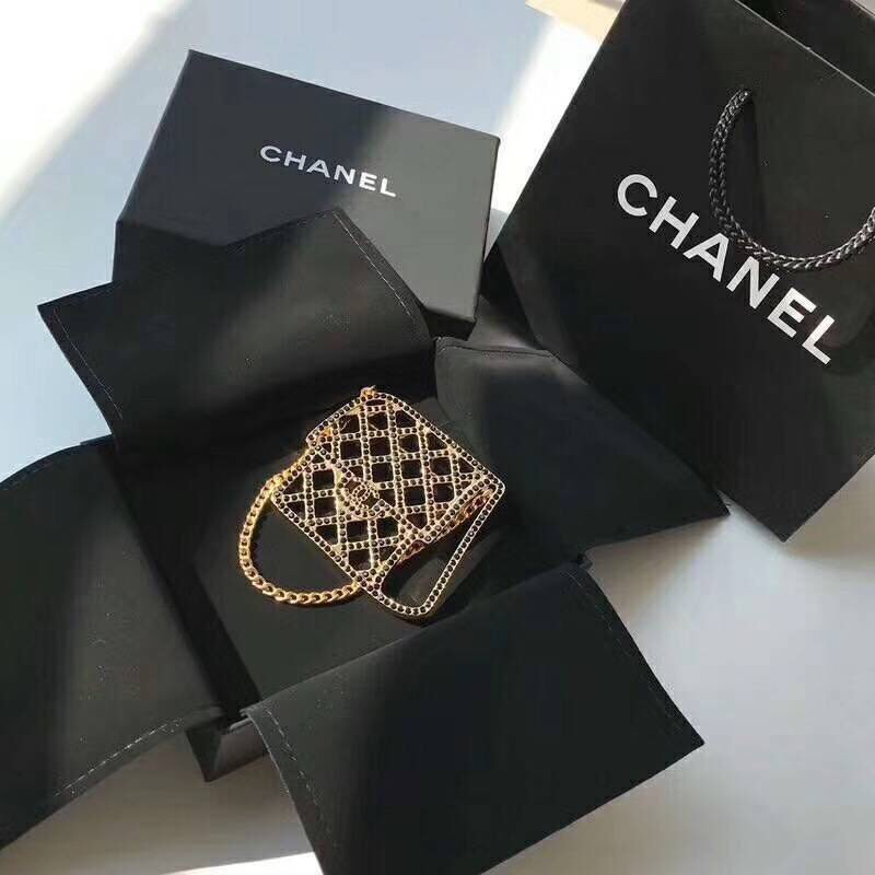Chanel 呼～细节放大看，香奈儿包包胸针