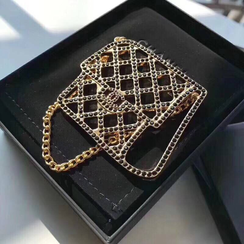 Chanel 呼～细节放大看，香奈儿包包胸针
