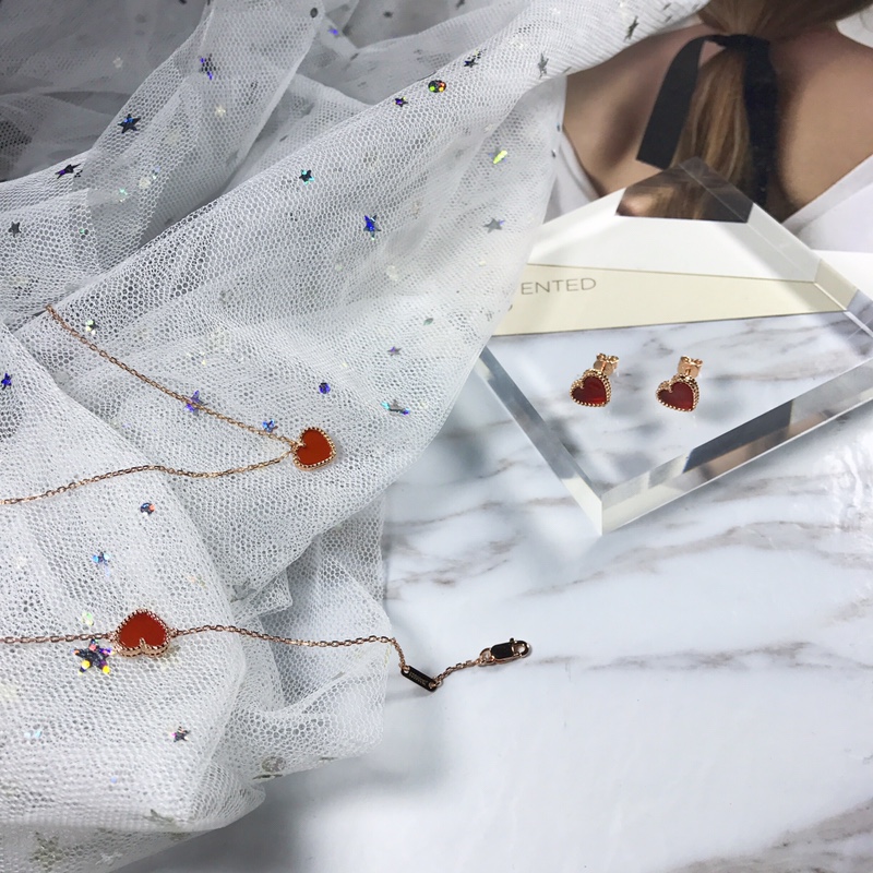 Van Cleef & Arpels VCA心形系列，电镀k黄、玫瑰金，镶红玉髓