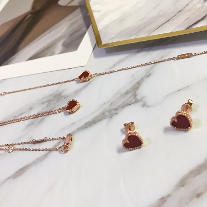 Van Cleef & Arpels VCA心形系列，电镀k黄、玫瑰金，镶红玉髓