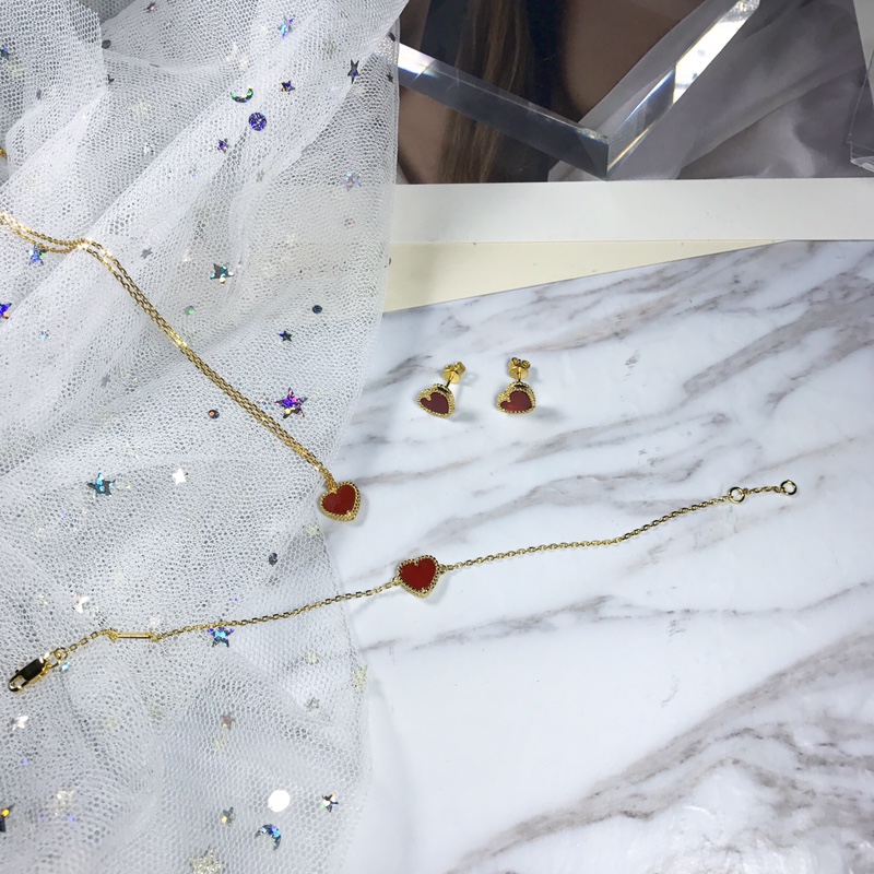 Van Cleef & Arpels VCA心形系列，电镀k黄、玫瑰金，镶红玉髓