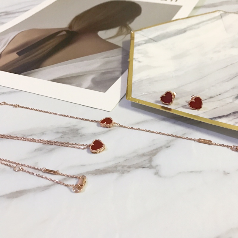 Van Cleef & Arpels VCA心形系列，电镀k黄、玫瑰金，镶红玉髓