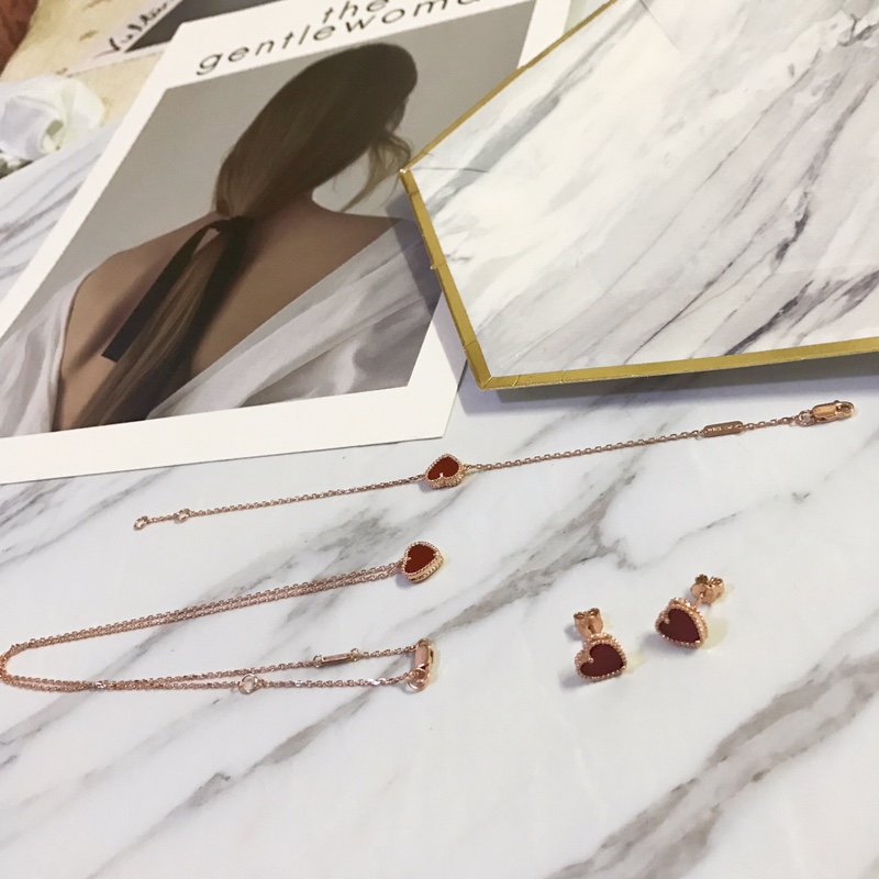 Van Cleef & Arpels VCA心形系列，电镀k黄、玫瑰金，镶红玉髓