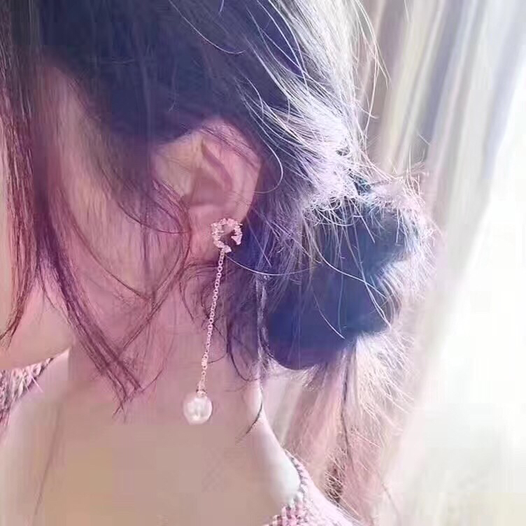 Chanel 珍珠 耳钉 啦 高品质 925纯银 打造 唐嫣 同款 清爽 流苏长款耳环 的流苏耳环 让你的每一次亮相都是焦点～潮流 气质珍珠 0018200