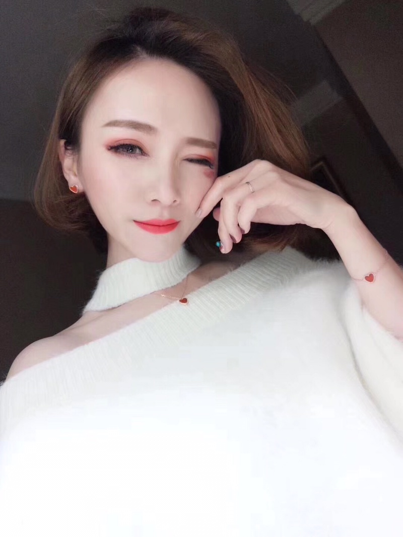 Van Cleef & Arpels VCA心形系列，电镀k黄、玫瑰金，镶红玉髓套装