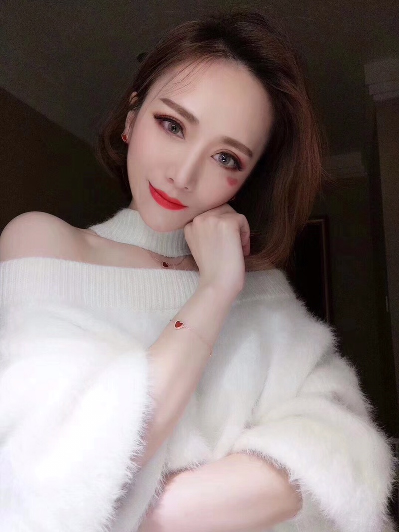 Van Cleef & Arpels VCA心形系列，电镀k黄、玫瑰金，镶红玉髓套装