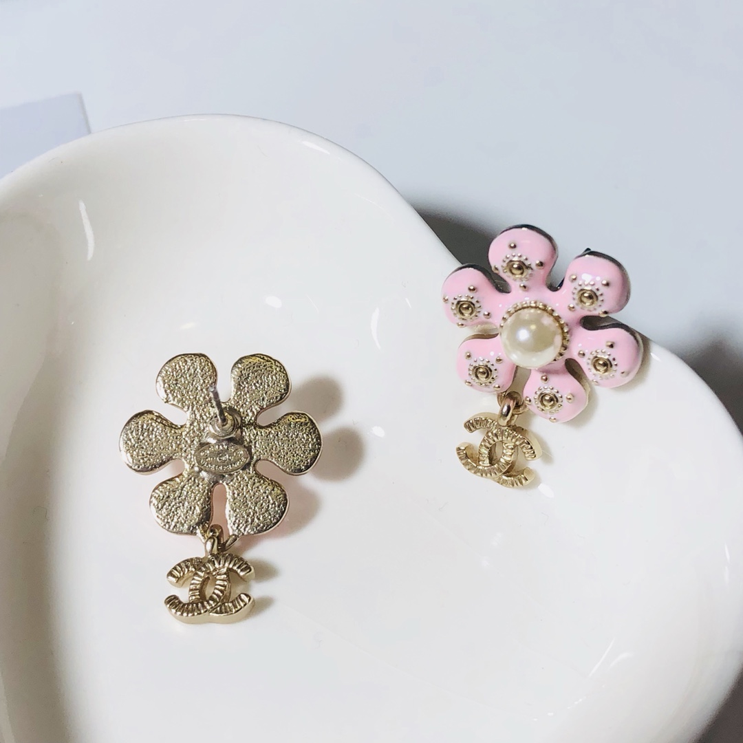 Chanel 新款花朵耳吊 两色入 超温柔的款式～不挑人佩戴 色调搭配也是 优雅