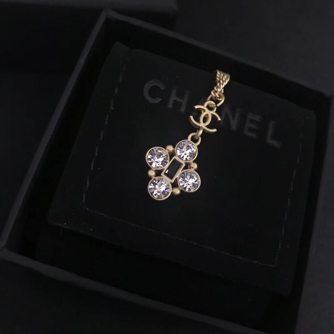 Chanel Chanel 款 四钻 小香项链 小香家的饰品总能让你冬季里不乏味 别看它简单 却 佩戴效果 赞 关键四季百搭 不挑服饰 绝对需要入手的一款 059600