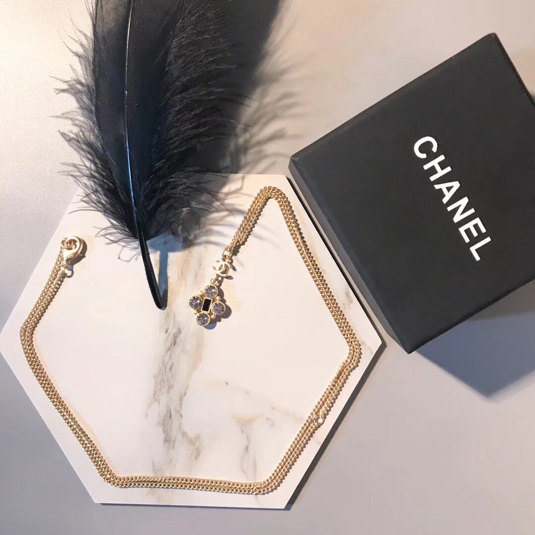 Chanel Chanel 款 四钻 小香项链 小香家的饰品总能让你冬季里不乏味 别看它简单 却 佩戴效果 赞 关键四季百搭 不挑服饰 绝对需要入手的一款 059600