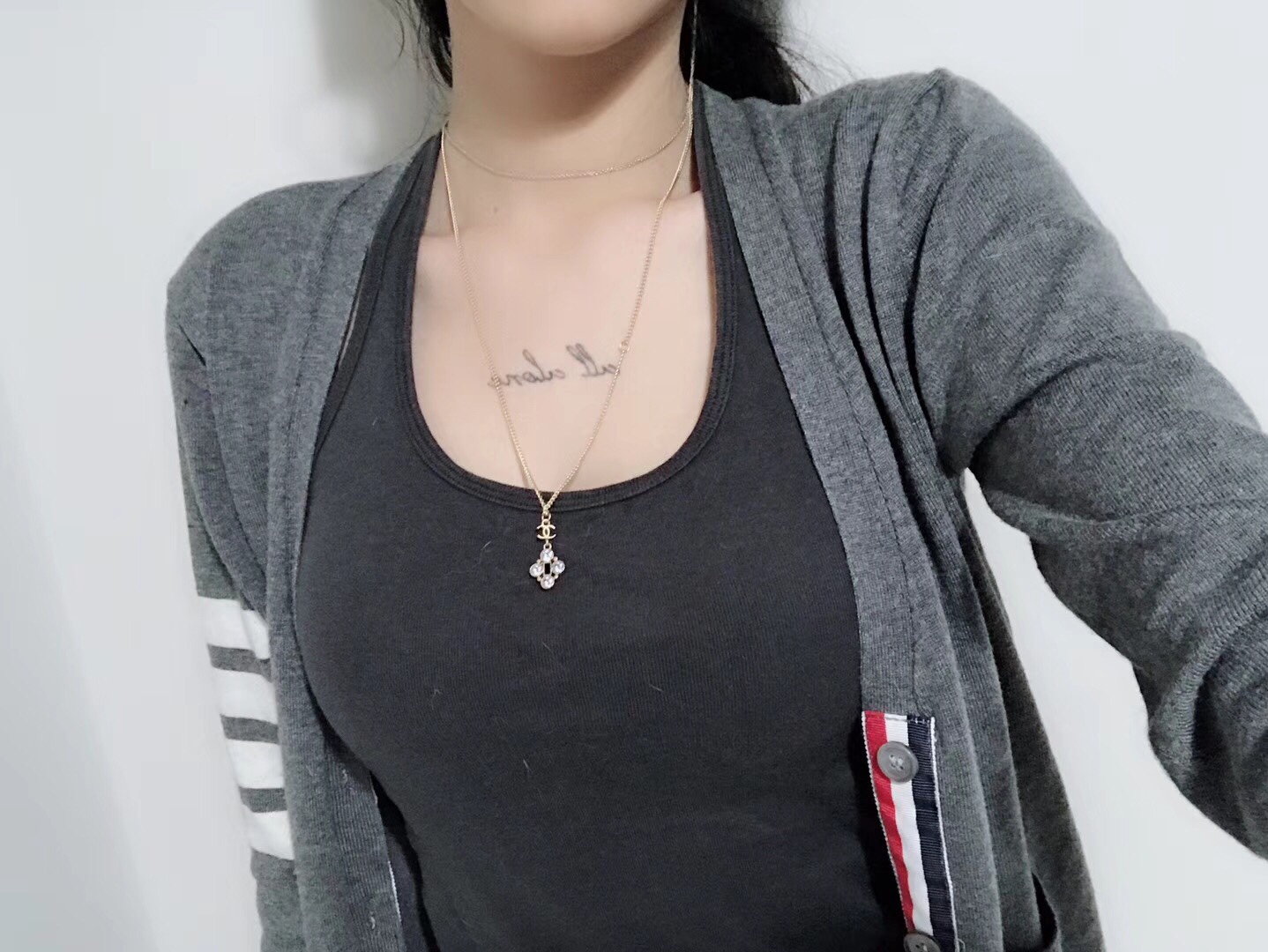 Chanel Chanel 款 四钻 小香项链 小香家的饰品总能让你冬季里不乏味 别看它简单 却 佩戴效果 赞 关键四季百搭 不挑服饰 绝对需要入手的一款 059600