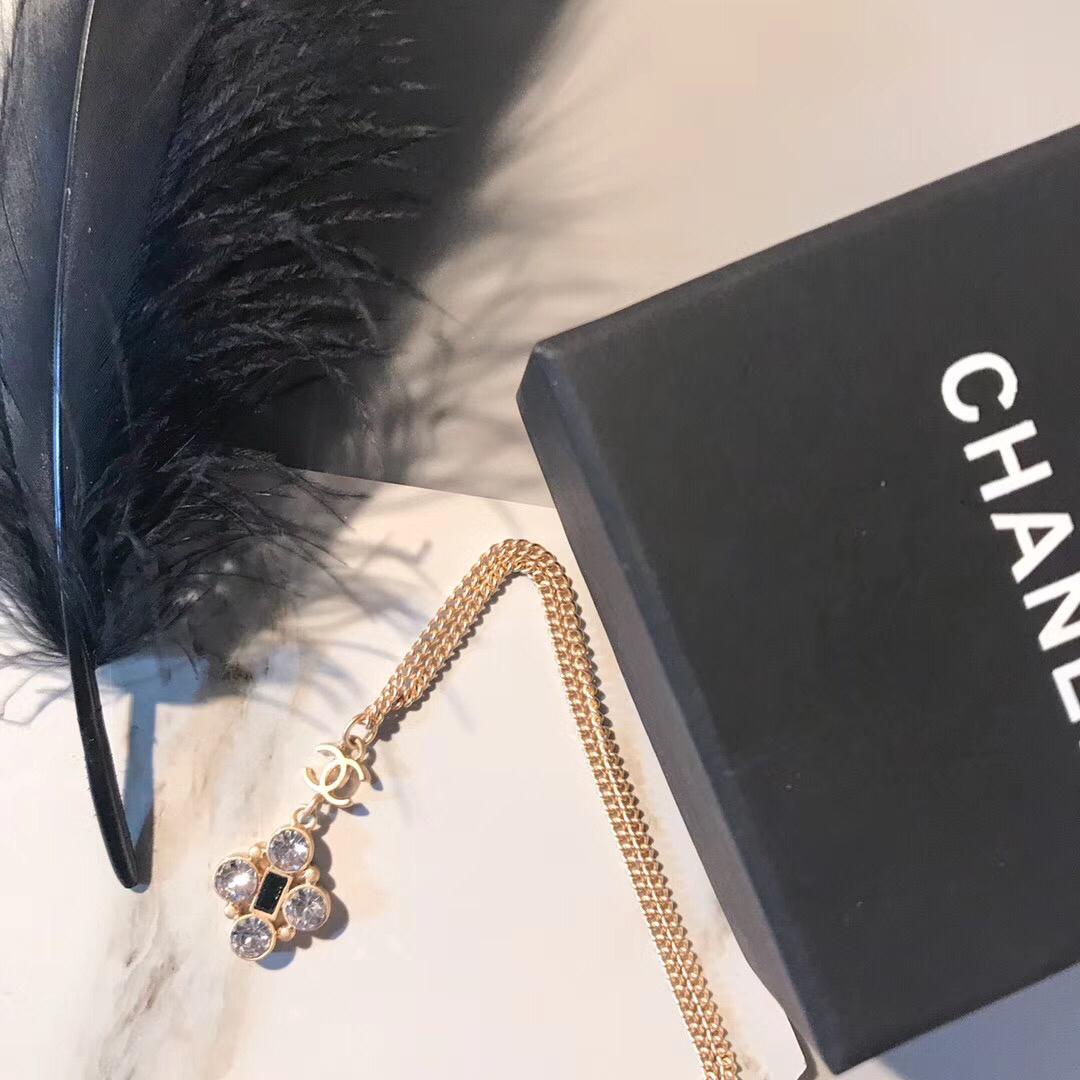 Chanel Chanel 款 四钻 小香项链 小香家的饰品总能让你冬季里不乏味 别看它简单 却 佩戴效果 赞 关键四季百搭 不挑服饰 绝对需要入手的一款 059600