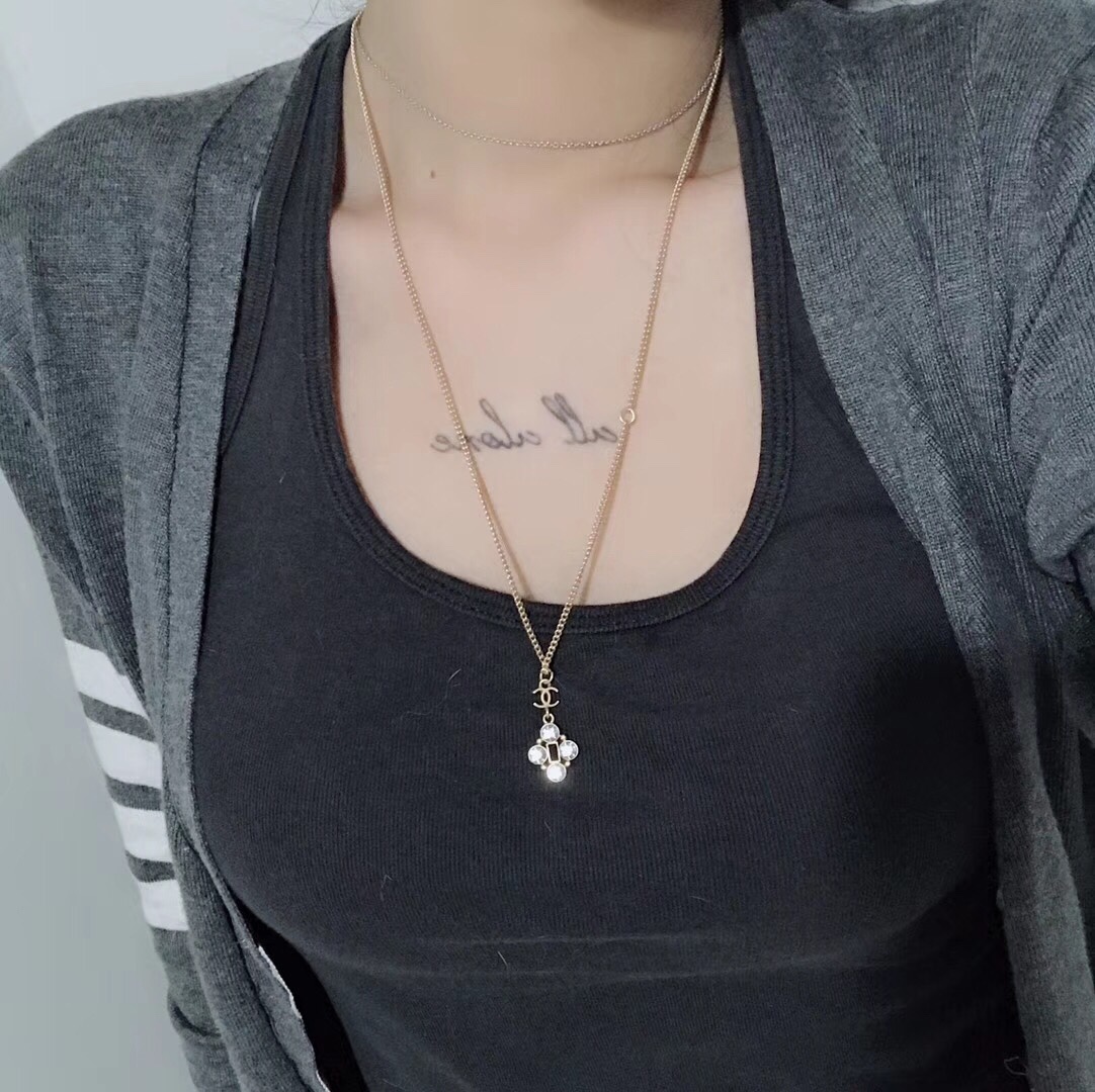 Chanel Chanel 款 四钻 小香项链 小香家的饰品总能让你冬季里不乏味 别看它简单 却 佩戴效果 赞 关键四季百搭 不挑服饰 绝对需要入手的一款 059600