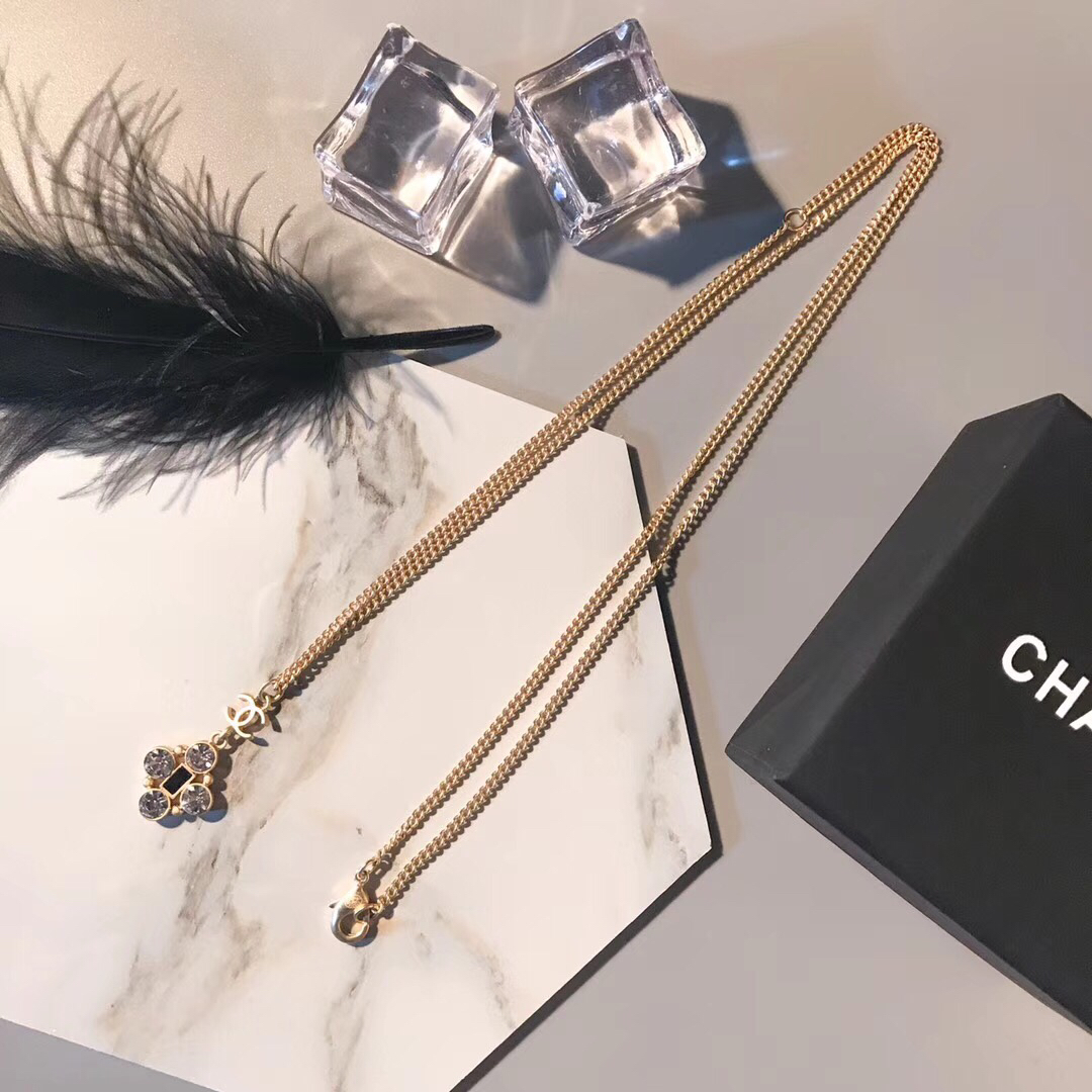 Chanel Chanel 款 四钻 小香项链 小香家的饰品总能让你冬季里不乏味 别看它简单 却 佩戴效果 赞 关键四季百搭 不挑服饰 绝对需要入手的一款 059600